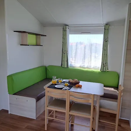Land'shause פארק נופש 2*