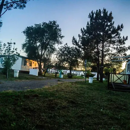 Land'shause פארק נופש 2*